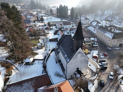 Bucklige Welt mit der Wehrkirche Feistritz am Wechsel, Nieder&ouml;sterreich 