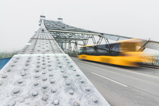Ein Bus &uuml;berquert die ELbbr&uuml;cke Blaues Wunder in Dresden bei Nebel