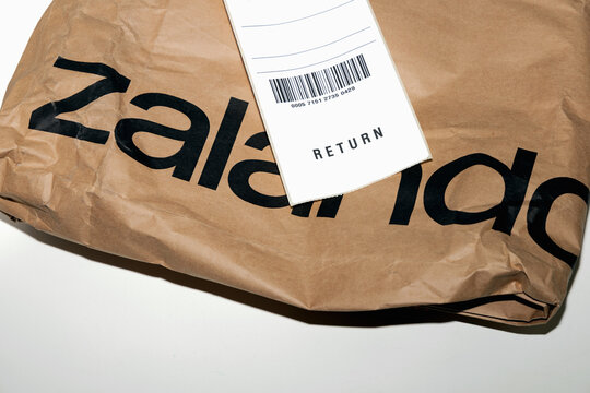 Return label on Zalando package with barcode