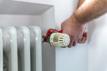 Repair on the radiator. Temperature control on the radiator in the apartment. Thermostat 
