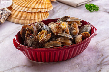 Steamed vongole clams with spices © Andrei Starostin