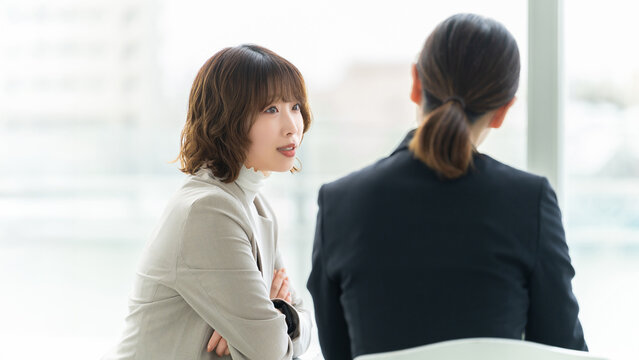 職場で相談や面談を行うビジネスウーマン, Businesswomen having a one-on-one discussion in the office