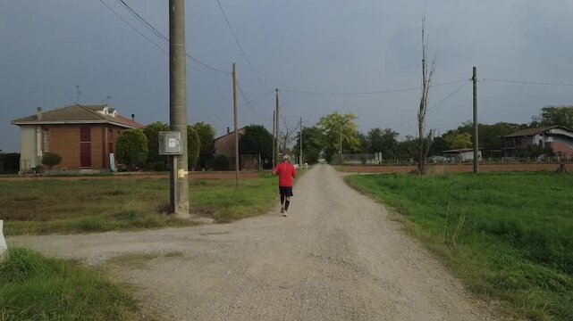 Un maratoneta si allena per le strade di campagna - San Giuliano Nuovo - Alessandria - Piemonte - Italia