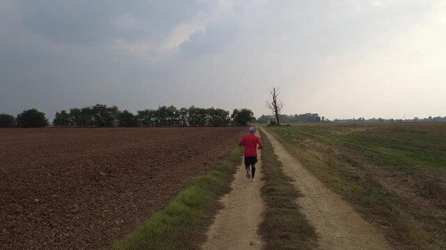 Un maratoneta si allena per le strade di campagna - San Giuliano Nuovo - Alessandria - Piemonte - Italia