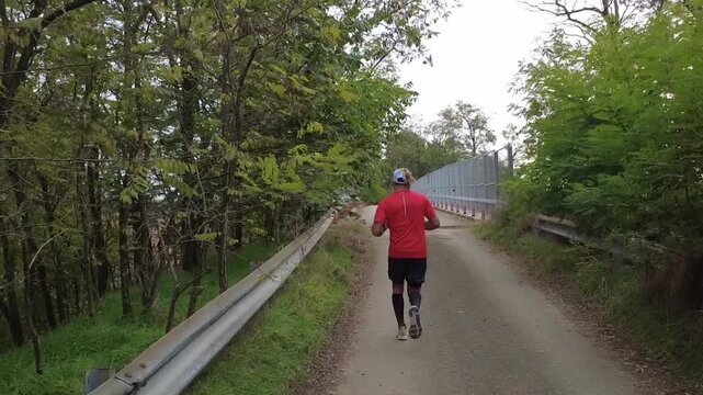Un maratoneta si allena per le strade di campagna - San Giuliano Nuovo - Alessandria - Piemonte - Italia