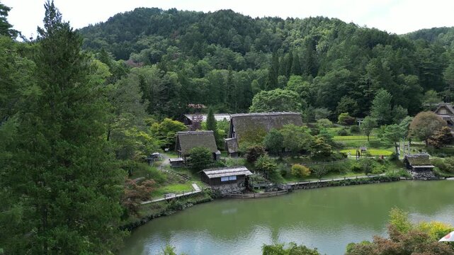 Village folklorique de Hida no Sato au Japon, maisons traditionnelles en bois et toits de chaume dans un paysage rural et montagnard, patrimoine culturel japonais pr&eacute;serv&eacute;