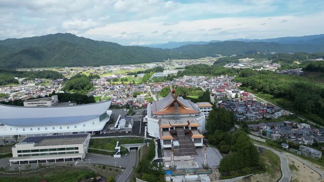 Village folklorique de Hida no Sato au Japon, maisons traditionnelles en bois et toits de chaume dans un paysage rural et montagnard, patrimoine culturel japonais pr&eacute;serv&eacute;