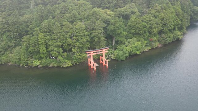 Torii de la paix &agrave; Hakone au Japon, monument religieux et symbole spirituel dans un paysage naturel de lac et montagnes, patrimoine culturel japonais pr&eacute;serv&eacute;