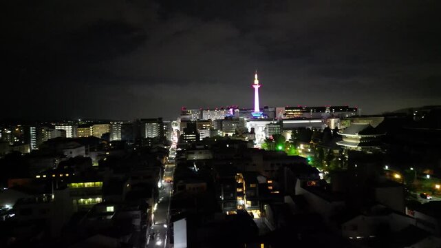 Vue nocturne de Kyoto au Japon, temples et pagodes illumin&eacute;s, rues anciennes et skyline, paysages urbains japonais et ambiance culturelle de nuit