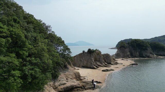 Angel Road &agrave; mar&eacute;e basse, banc de sable reliant les &icirc;les &agrave; Shodoshima, Kagawa, Japon.