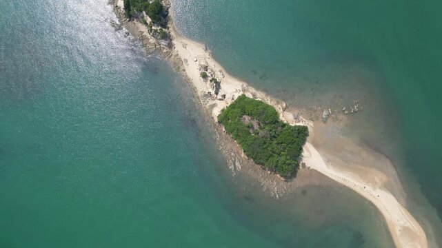 Angel Road &agrave; mar&eacute;e basse, banc de sable reliant les &icirc;les &agrave; Shodoshima, Kagawa, Japon.