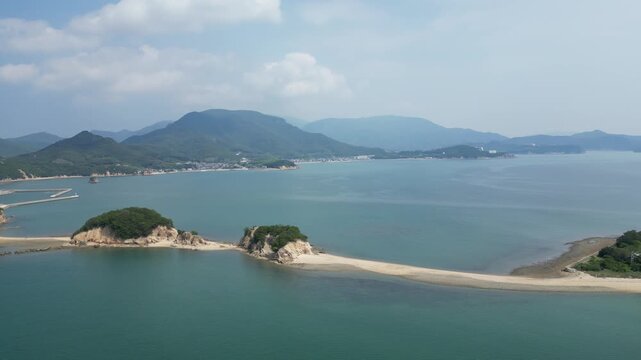 Angel Road &agrave; mar&eacute;e basse, banc de sable reliant les &icirc;les &agrave; Shodoshima, Kagawa, Japon.