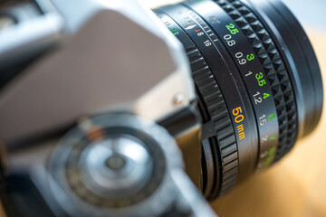 Analoger Fotoapparat mit Objektiv