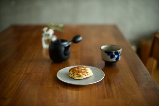 温かい緑茶とおやつのどら焼き