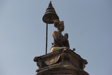 青空に映えるネパールのバクタプル・ダルバール広場にある黄金の王の像