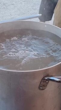 orecchiette pugliesi preparate in un pentolone durante una festa