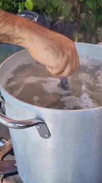orecchiette pugliesi preparate in un pentolone durante una festa