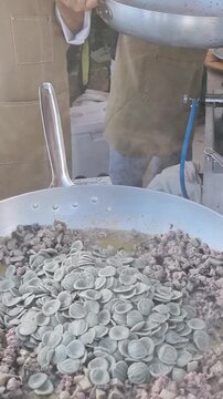 orecchiette pugliesi preparate in un pentolone durante una festa