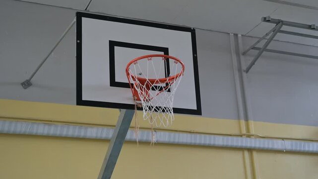 canestro da pallacanestro in una palestra di una scuola