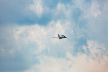 Obraz premium Passenger airplane flying against dramatic cloudy sky