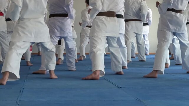 giovani atleti si allenano in un dojo di karate