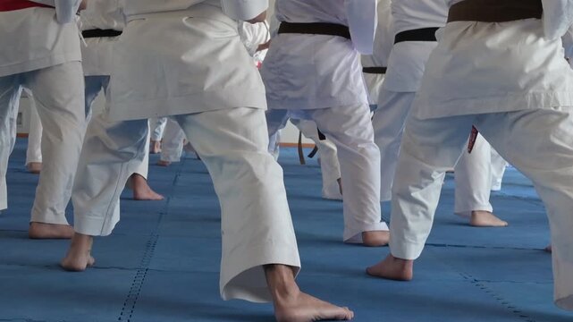 giovani atleti si allenano in un dojo di karate