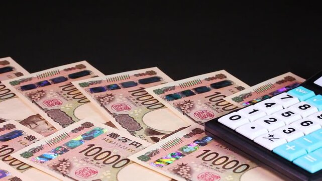 回転する一万円札と電卓