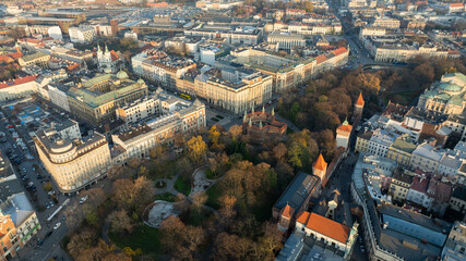 Obraz premium Aerial View of Krakow City Center in Autumn With Historic Barbican Park Trees and Surrounding Urban Architecture