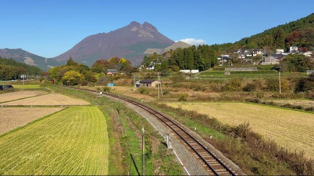 由布岳と特急「ゆふ」