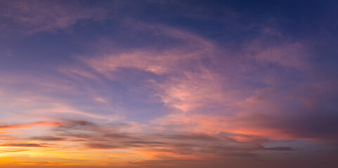 Obraz premium Bright sunset with setting sun behind vivid orange and yellow clouds