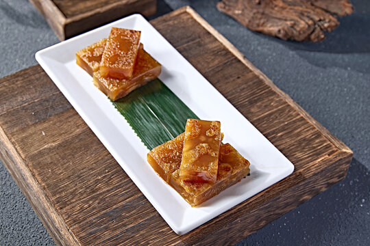 Hong Kong-style tea dishes: water chestnut cake and radish cake
