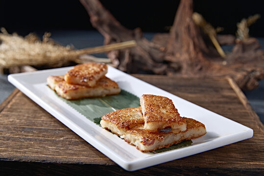 Hong Kong-style tea dishes: water chestnut cake and radish cake