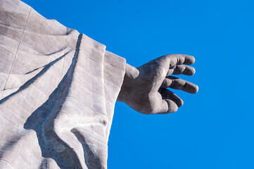 牛久大仏　青空に伸びる巨大仏像の手