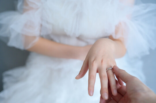 指輪交換をする新郎新婦の手元