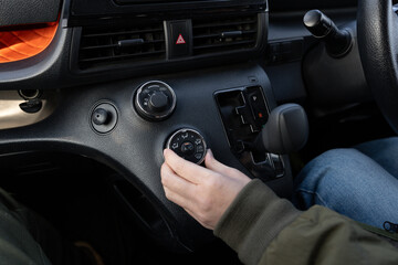 Fototapeta premium 自動車を運転する人