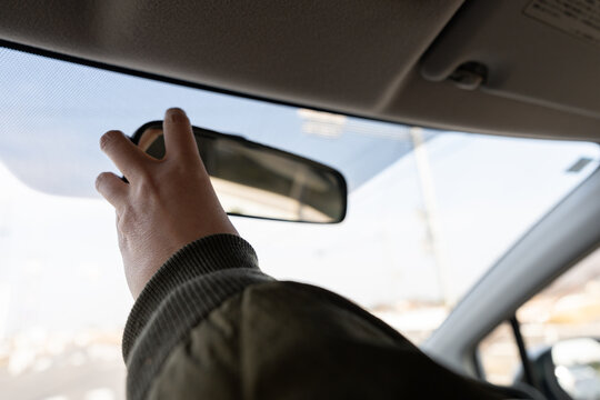 自動車を運転する人