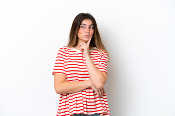Obraz premium Young caucasian woman isolated on white background and thinking