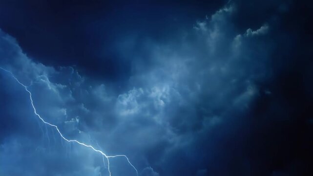 夜空を切り裂く稲妻｜嵐と雷鳴の瞬間の動画
