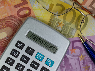 Kalkulator mit der Inschrift Tabaksteuer im Display