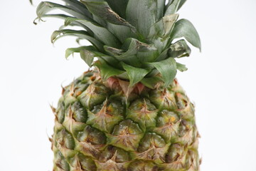 瑞々しい緑の葉を持つ熟したパイナップル