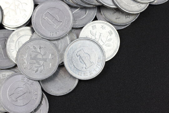 多数の日本の一円玉が重なり合う投資のイメージ