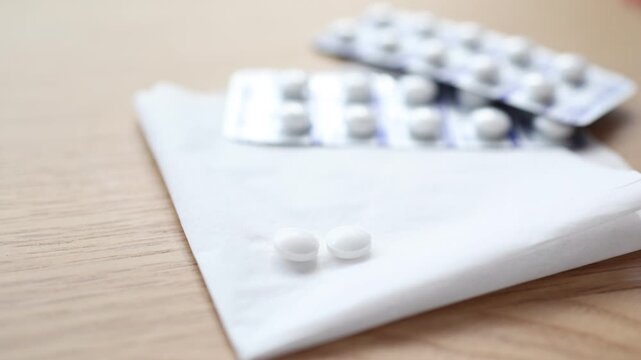 白い錠剤2錠の医療イメージ。