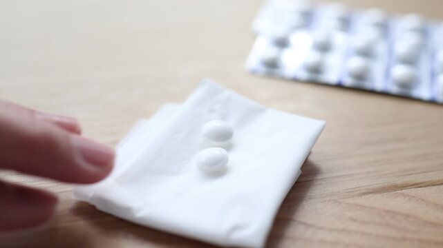 白い錠剤2錠の医療イメージ。