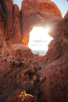 Arche naturelle &eacute;clair&eacute;e par le soleil &agrave; Arches National Park dans l&rsquo;Utah