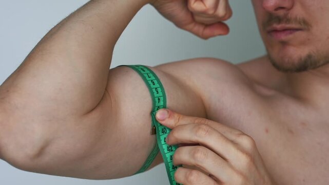 Measuring the size of the biceps on the arm.
An athlete measures the circumference of his arms.
Progress from exercise.