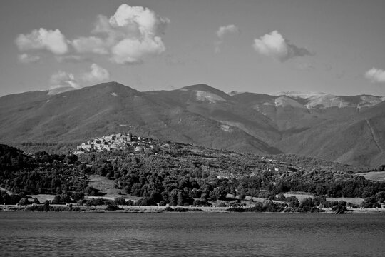 Italia in bianco e nero. Panorama del Lago vulcanico di Canterno, Fiuggi, Frosinone, Lazio, Italia	