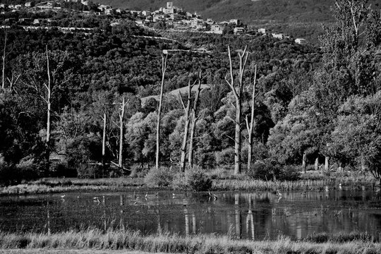Italia in bianco e nero. Panorama del Lago vulcanico di Canterno, Fiuggi, Frosinone, Lazio, Italia	