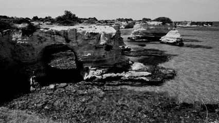 Italia in bianco e neri. Lo spettacolare scenario dei faraglioni di Sant'Andrea, Torre Sant'Andrea, Salento,Lecce,Puglia,Italia	
