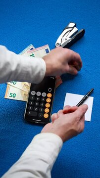 Calculadora, contabilidad, dinero y finanzas en euros con tel&eacute;fono m&oacute;vil smartphone