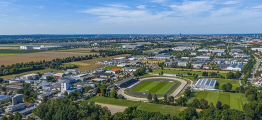 Fototapeta premium Ausblick auf das Lechfeld und Haustetten, südlichster Stadtteil der schwäbischen Bezirkshauptstadt Augsburg